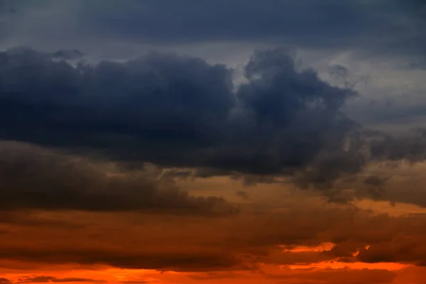 Puesta Sol Hermosa Tormenta Nubes Cielo Color Oscuro — Foto de Stock