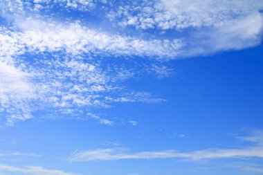 mavi gökyüzü bulut doğa güzel yaz sanat ile canlı ve kopya alanı için metin ekleyin