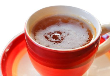 kahve fincanı çizgili kırmızı beyaz arka plan üzerinde