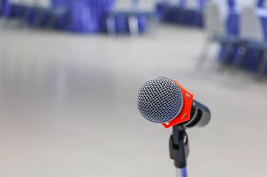 mikrofon bir toplantıda Oda seminer konferans arka plan: seçin odak alan sığ derinliği ile.