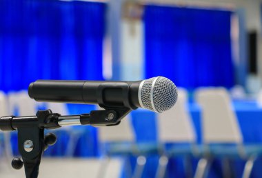 Mikrofon kablosuz oda seminer boş konferans arka plan karşılanmasında bir stand: seçin odak alan sığ derinliği ile.