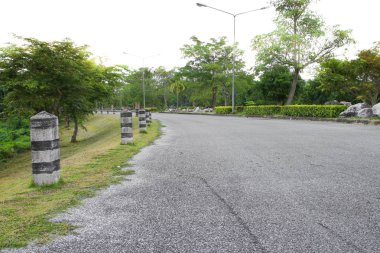 siyah ve beyaz boyalı kilometre taşı. Beyaz arka plan üzerinde yol aralığı kenarı