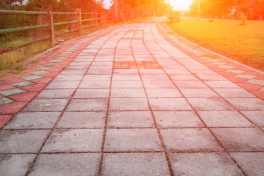 Taş blok günbatımı hafif sesi ile genel parkta yürüyüş yolu: seçin odak alan sığ derinliği ile.