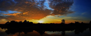 Panorama günbatımı güzel renkli manzara ve siluet ağaç dağ nehir twilight saat gökte yansıtacak