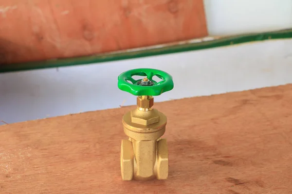 Κρουνοσ Ορειχαλκινοσ Πράσινο Κουμπί Ένα Εργοστάσιο Plumbe — Φωτογραφία Αρχείου