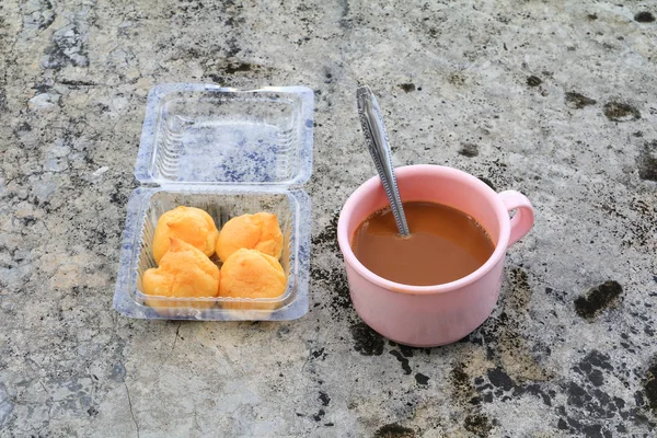 Taza Café Plástico Rosa Soplos Crema Caja Piso Cemento Viejo — Foto de Stock