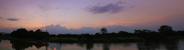 Panorama Solnedgång Himlen Vackra Färgglada Landskapet Siluett Träd Woodland Och — Stockfoto