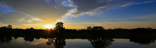 Panorama Günbatımı Güzel Renkli Manzara Siluet Ağaç Dağ Nehir Twilight — Stok fotoğraf