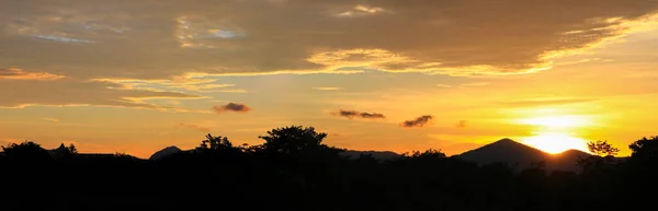 Panorama Pôr Sol Bela Paisagem Colorida Montanha Árvore Silhueta Céu — Fotografia de Stock