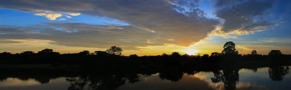 Panorama Sunset Vackra Färgstarka Landskap Och Siluett Träd Mountain River — Stockfoto