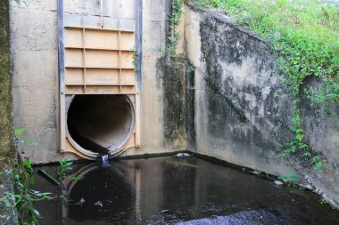 Şehir boşaltma akışı doğaya atık su borusu