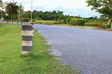 siyah ve beyaz boyalı kilometre taşı. aralığı yol kenarı