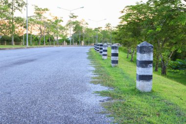 siyah ve beyaz boyalı kilometre taşı. Beyaz arka plan üzerinde yol aralığı kenarı