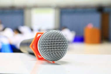 seminer konferans salonunda masada kablosuz mikrofon: seçin odak alan sığ derinliği ile.