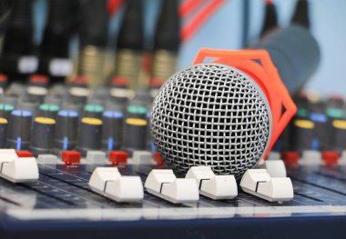 Mikrofon ses karıştırıcı toz kaplı üzerinde kablosuz yakın çekim