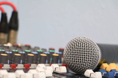 Mikrofon ses karıştırıcı toz kaplı üzerinde kablosuz yakın çekim