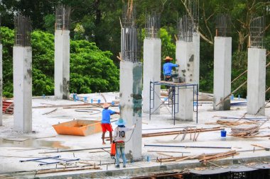 İnşaat işçi ekibi yüksek zemin ticari bina sitesi işyerinde çalışıyor