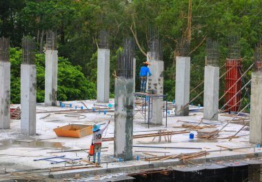 İnşaat işçi ekibi yüksek zemin ticari bina sitesi işyerinde çalışıyor