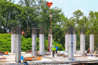 İnşaat işçi ekibi yüksek zemin ticari bina sitesi işyerinde çalışıyor