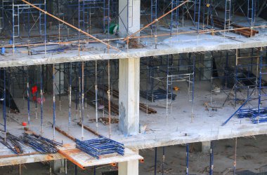 İnşaat işçi ekibi yüksek zemin ticari bina sitesi işyerinde çalışıyor