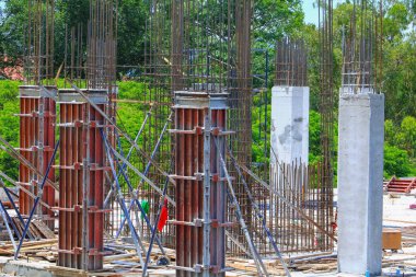 İnşaat işçi ekibi yüksek zemin ticari bina sitesi işyerinde çalışıyor