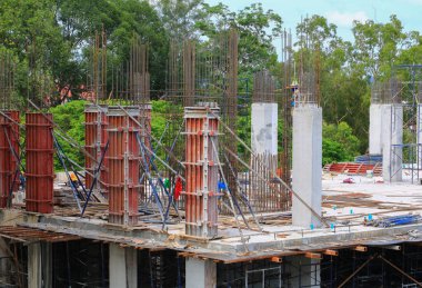 İnşaat işçi ekibi yüksek zemin ticari bina sitesi işyerinde çalışıyor