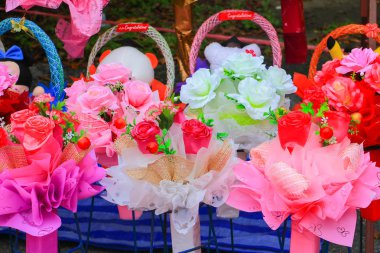 renkli gül çiçek plastik çok renkli yapay. güzel arka plan için