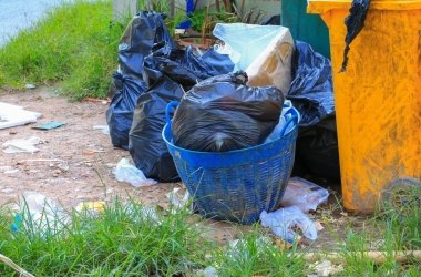 Siyah çöp torbası ve kova yol kenarı şehir kazık
