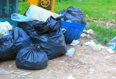 Siyah çöp torbası ve kova yol kenarı şehir kazık