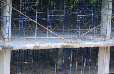 İnşaat yüksek site işyerinde bina zemin üzerinde çalışma