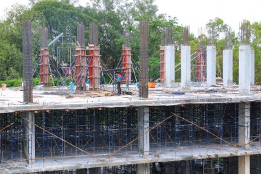 büyük inşaat alanında çalışan emek beyaz arka plan üzerinde şehir geliştirmek