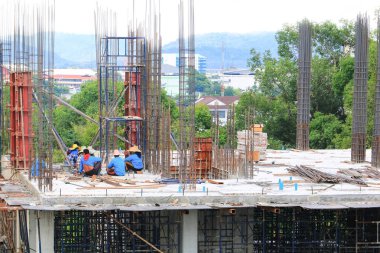 büyük inşaat alanında çalışan emek beyaz arka plan üzerinde şehir geliştirmek