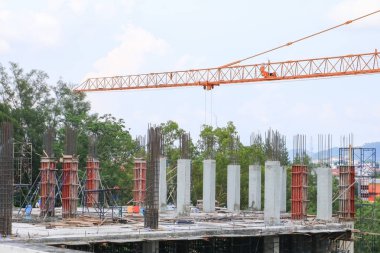 emek çalışma ve Vinç kanca büyük inşaat sitesinde şehir geliştirmek