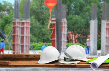 site işyeri arka bina inşaat Emanet kask plastik ve ahşap ile plan bulanıklık