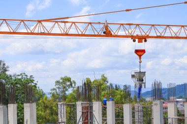 İnşaat işçi takım çalışması ve vinç yüksek konut sitesi çalışma alanı'ndaki bina zemin üzerinde