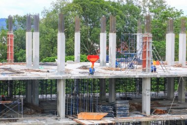 İnşaat işçi ekibi yüksek konut sitesi çalışma alanı'ndaki bina zemin üzerinde çalışıyor