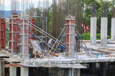 İnşaat işçi ekibi yüksek konut sitesi çalışma alanı'ndaki bina zemin üzerinde çalışıyor