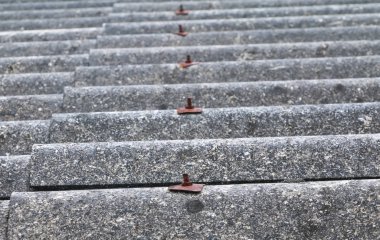 Çimento kiremit çatı eski doku arka plan seçin odak alan sığ derinliği ile için.