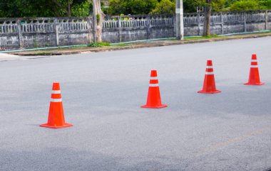 Trafik koni satır eski turuncu ve kopya alanı olan yol üzerinde tarama alanı beyaz şeritler