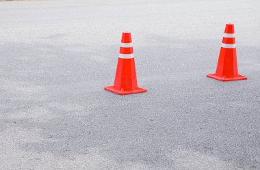 Trafik koni eski turuncu ve kopya alanı olan yol üzerinde tarama alanı beyaz şeritler