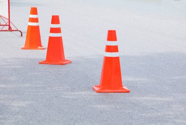 Trafik koni satır eski turuncu ve kopya alanı olan yol üzerinde tarama alanı beyaz şeritler