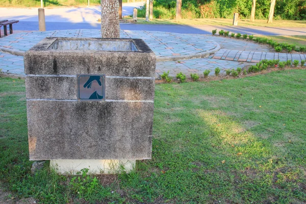 Cestino Della Spazzatura Nel Parco Pubblico — Foto Stock