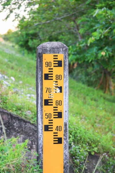 Medidor Nivel Agua Amarillo Orillas Del Río Presa —  Fotos de Stock