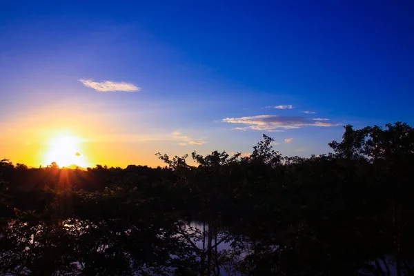 Zachód Słońca Piękny Niebo Ciemny Kolor Sylwetka Drzewa Kolorowy Krajobraz — Zdjęcie stockowe