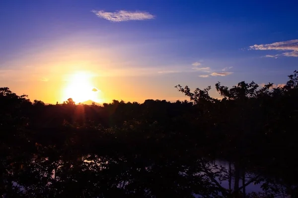 Solnedgången Vackra Himlen Mörk Färg Och Siluett Träd Färgstarka Landskap — Stockfoto