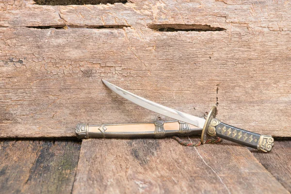 Ocelový Meč Blade Samuraj Pochvou Stojan Starověké Staré Dřevěné Podlahové — Stock fotografie