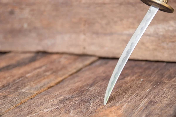 Schwertstahlklinge Samurai Durchbohrt Alten Holzboden Mit Kopierraum — Stockfoto