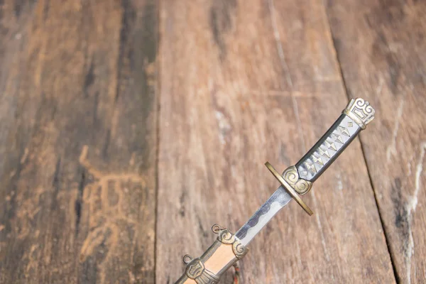 Miecz Stali Ostrze Samurajów Pochwą Sztalugi Starożytnych Stare Posadzki Drewniane — Zdjęcie stockowe