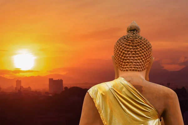 günbatımı gökyüzü ve şehir bulanıklık arka plan güzel Buda heykeli