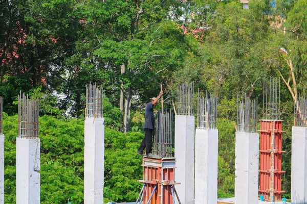 Nşaat Işçi Ekibi Yüksek Zemin Ticari Bina Sitesi Işyerinde Çalışıyor — Stok fotoğraf